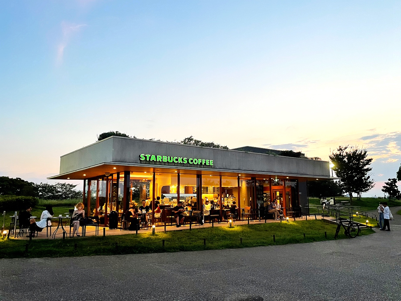 河川敷沿い(二子玉川公園内)にはStarbucksもあります