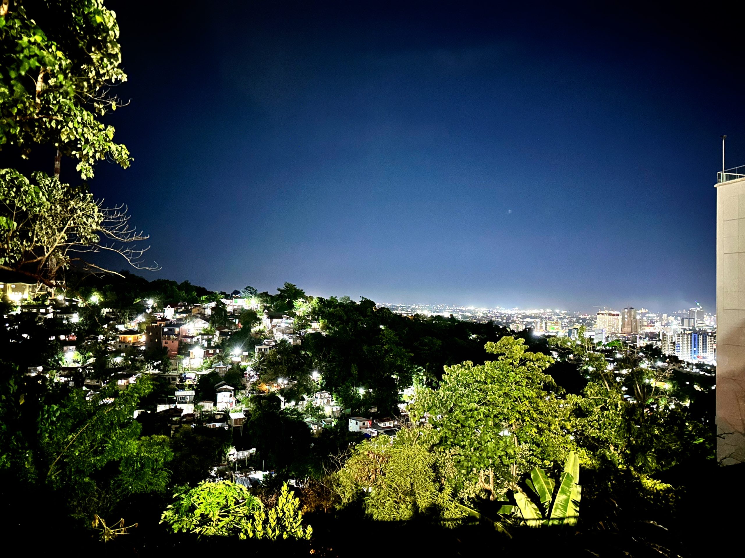 プールサイドから見える夜景🌙